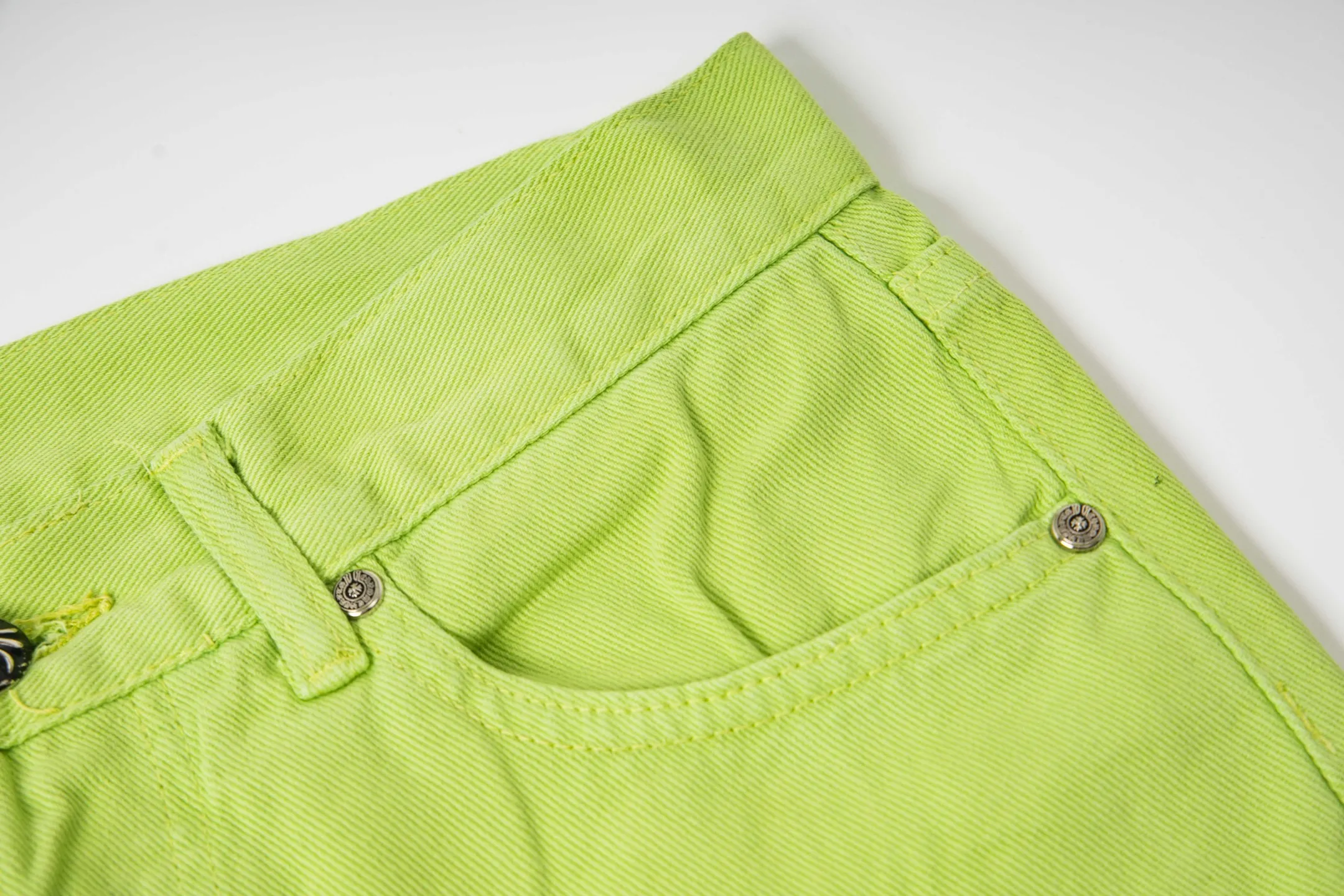 P250 Chrome Hearts dopamine green denim and black and yellow leather couple jeans are a hot trend this season and are sought after by countless celebrities and fashionistas. The neat details of the cutting process add color to the playful fashion! The neat and meticulous design, and the well-fitting structure is unique. The upper body not only has outstanding recognition, but also looks younger and younger. A style with the ultimate wearing meaning and performance, gorgeous color matching, and the craftsmanship of this style is also extremely extraordinary. After the finished product is washed, it is disassembled and hand-made with sheepskin cross leather and then spliced ​​together to complete. The whole piece has too many craftsmanship to describe. It is decorated with patchwork cross flowers and high-waisted washed jeans! ! Absolutely high-end luxury product, a god-level single product, a super popular product, made by top heavy industry, a magic weapon that cannot be missed to hit the streets. Style number: 1829# Size: 28 30 32 34 Color: green
